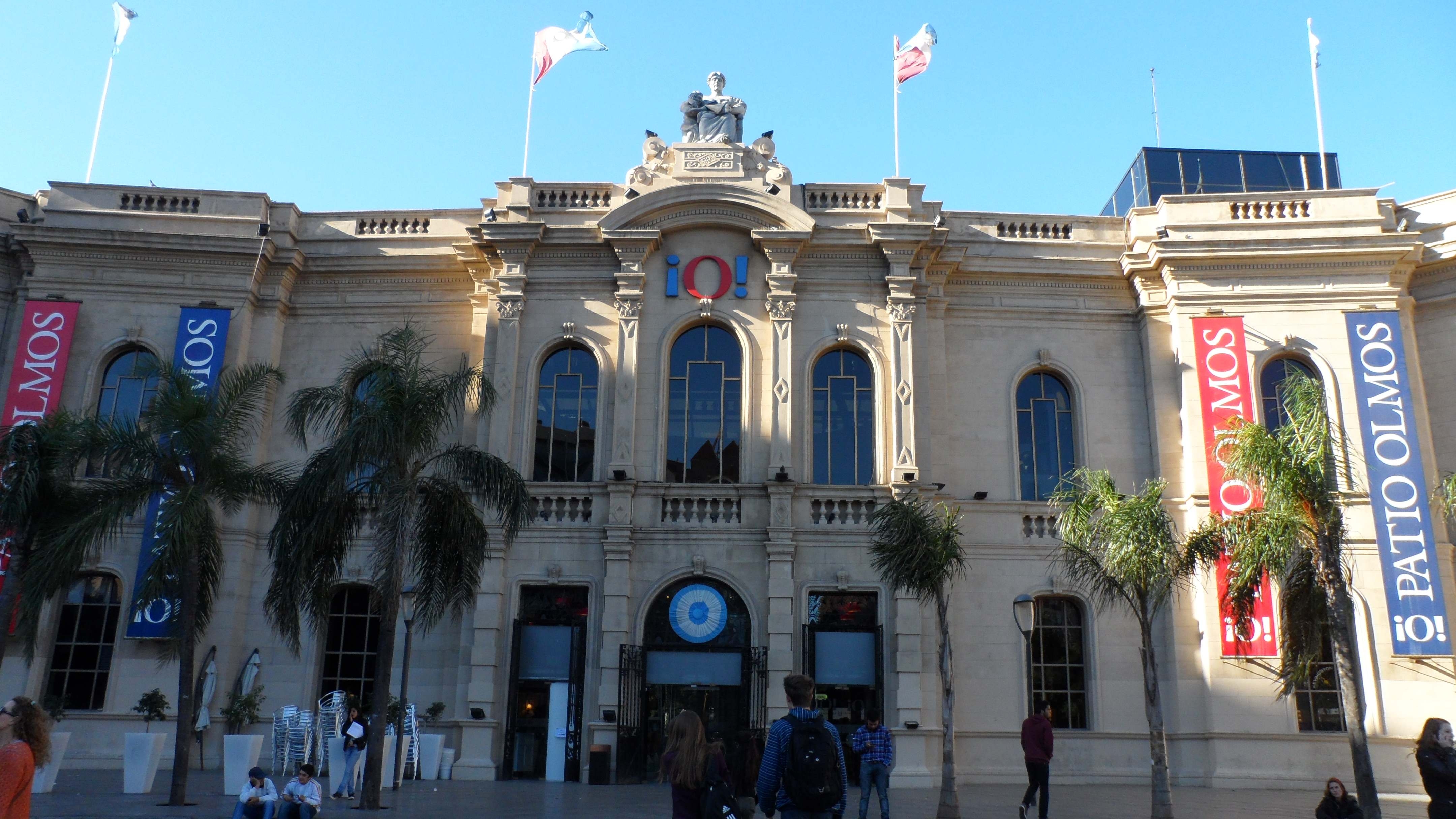 Patio Olmos is a shopping mall that is a central location in relation to other attractions in Nueva Córdoba. It's a good place to purchase a pre-paid plan, as kiosks for the three phone companies in Córdoba are located inside.