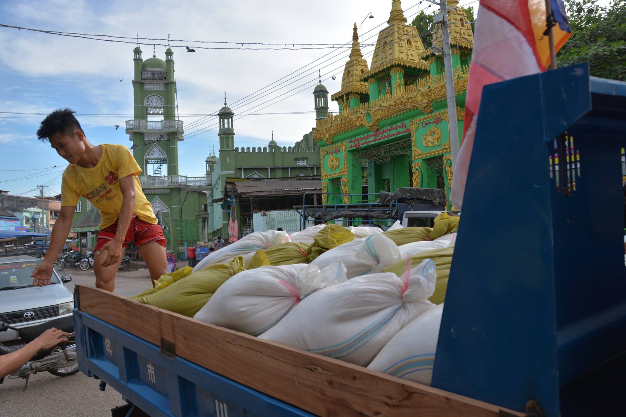 Loading the rice in Hpa'an.